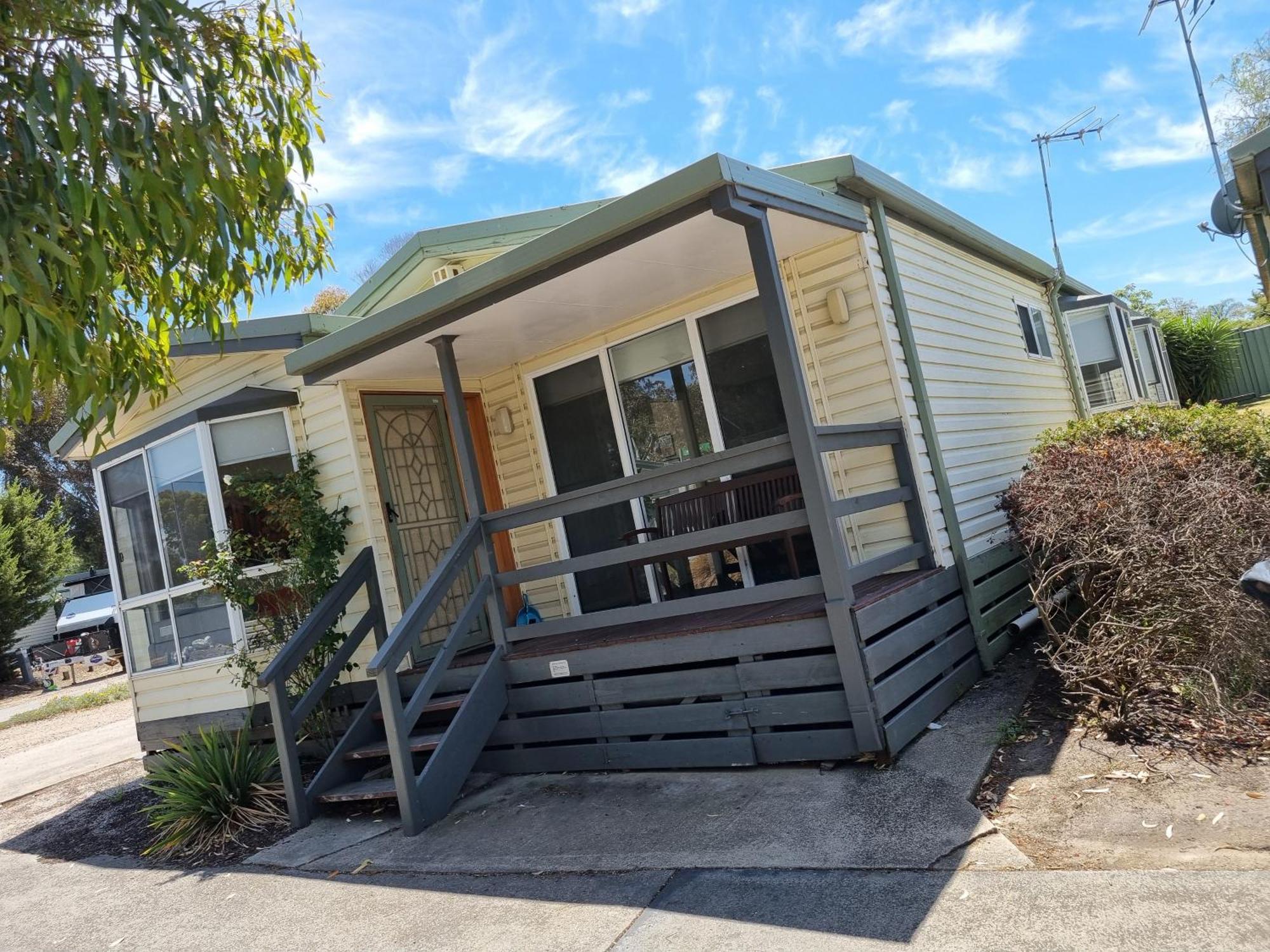 Airport Tourist Village Melbourne City Exterior foto