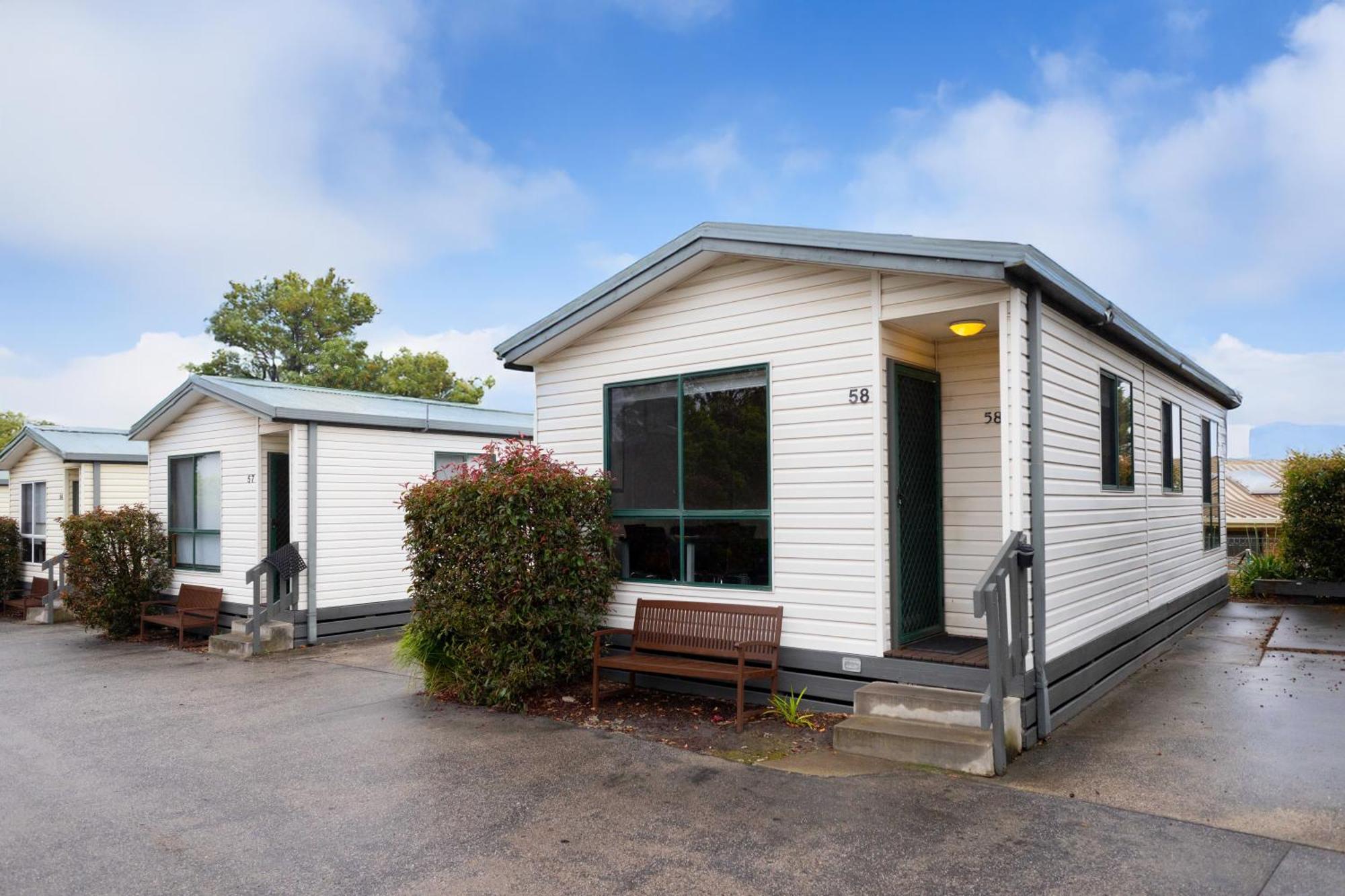 Airport Tourist Village Melbourne City Exterior foto