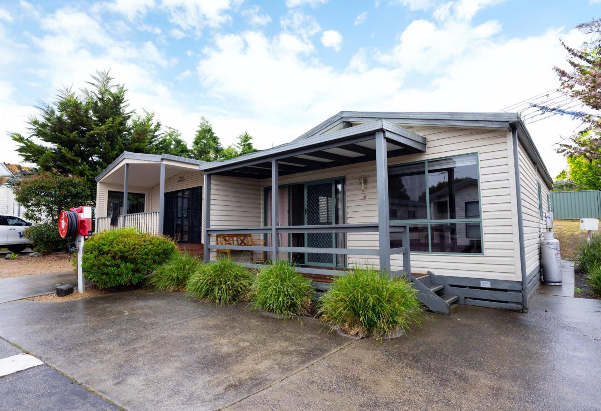 Airport Tourist Village Melbourne City Exterior foto