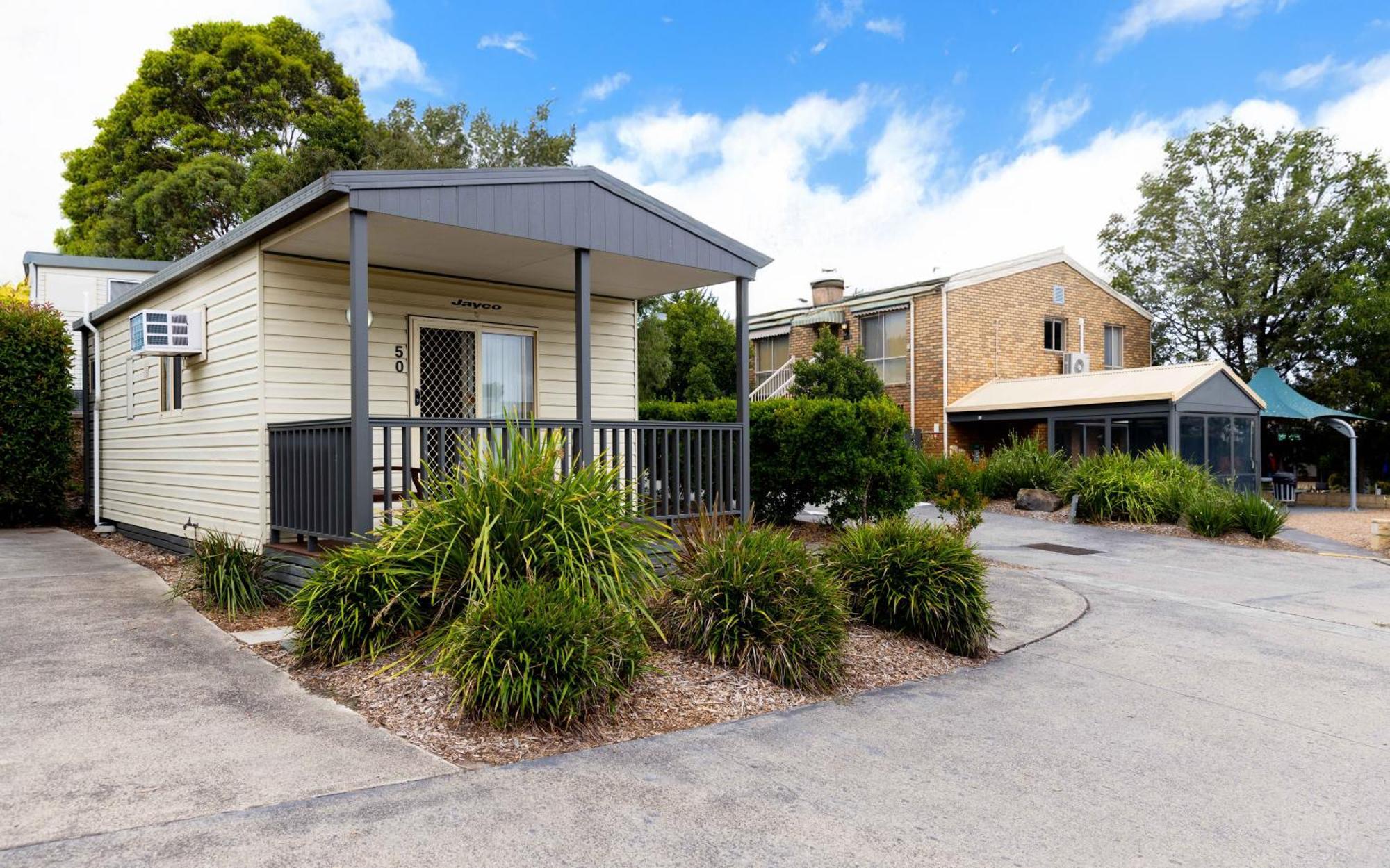 Airport Tourist Village Melbourne City Exterior foto