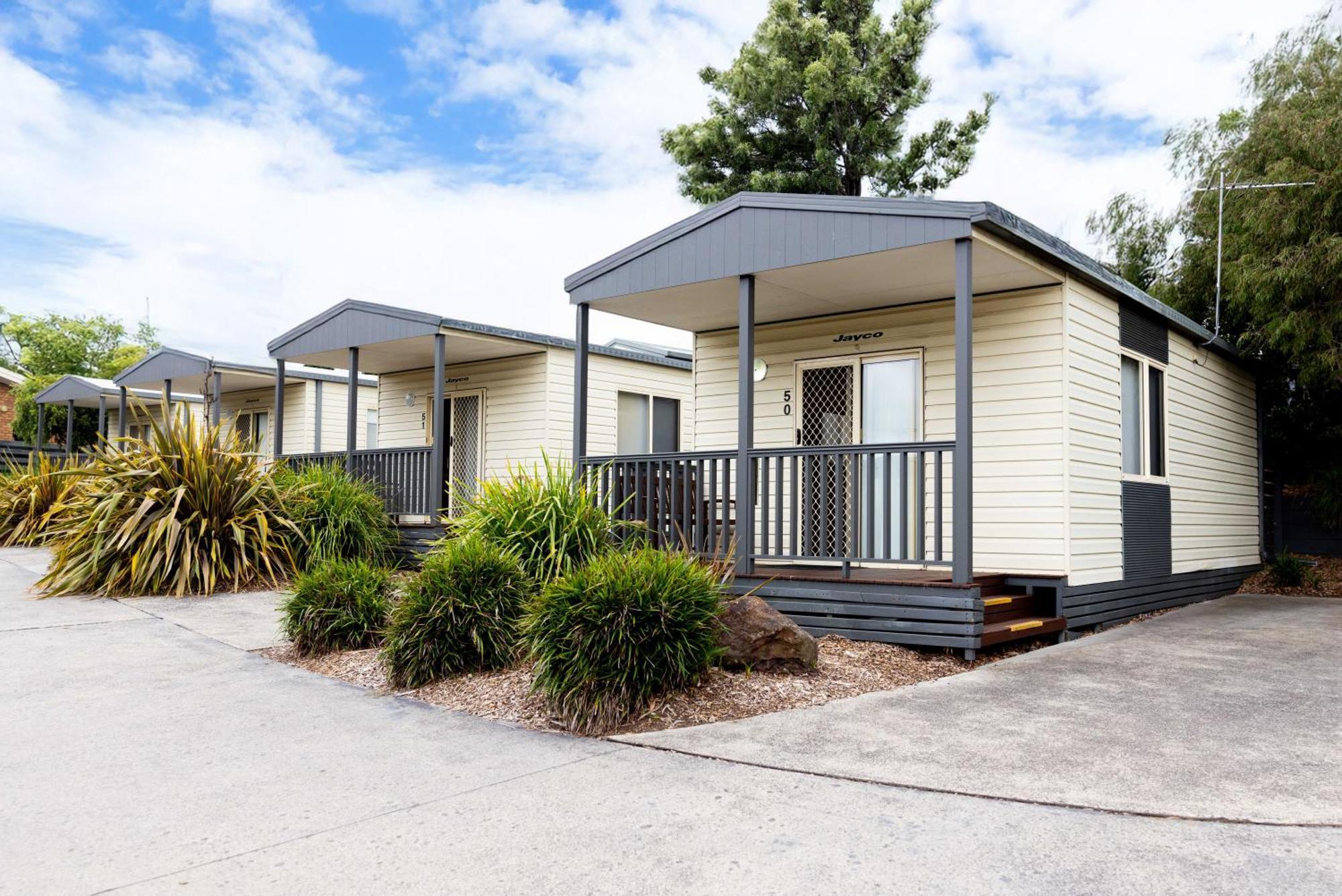 Airport Tourist Village Melbourne City Exterior foto