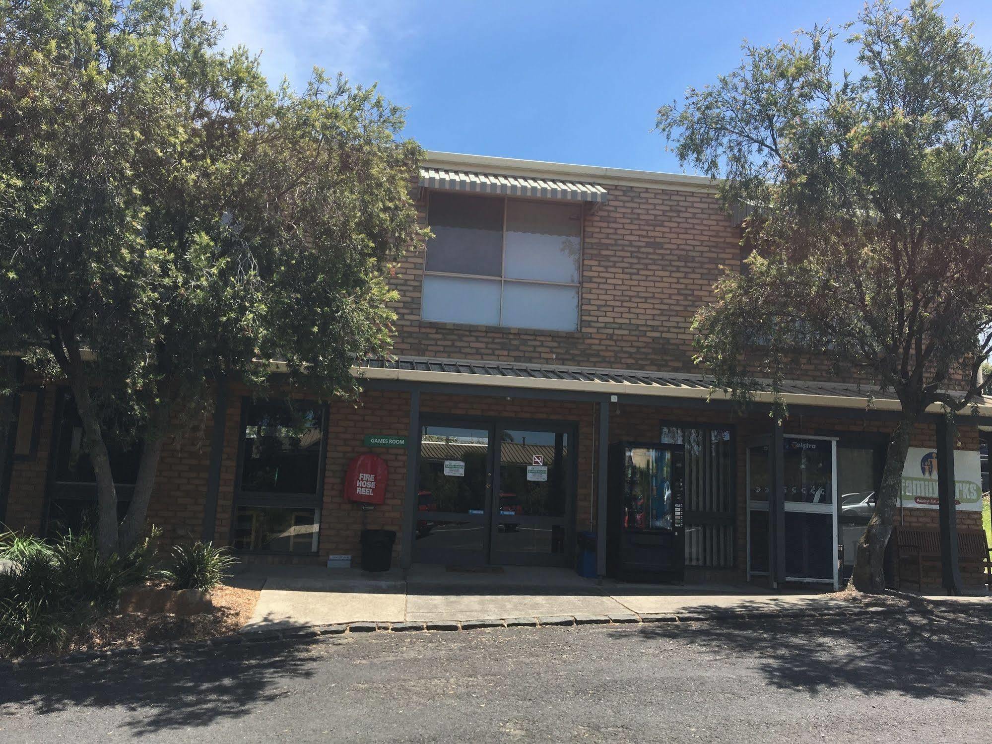 Airport Tourist Village Melbourne City Exterior foto