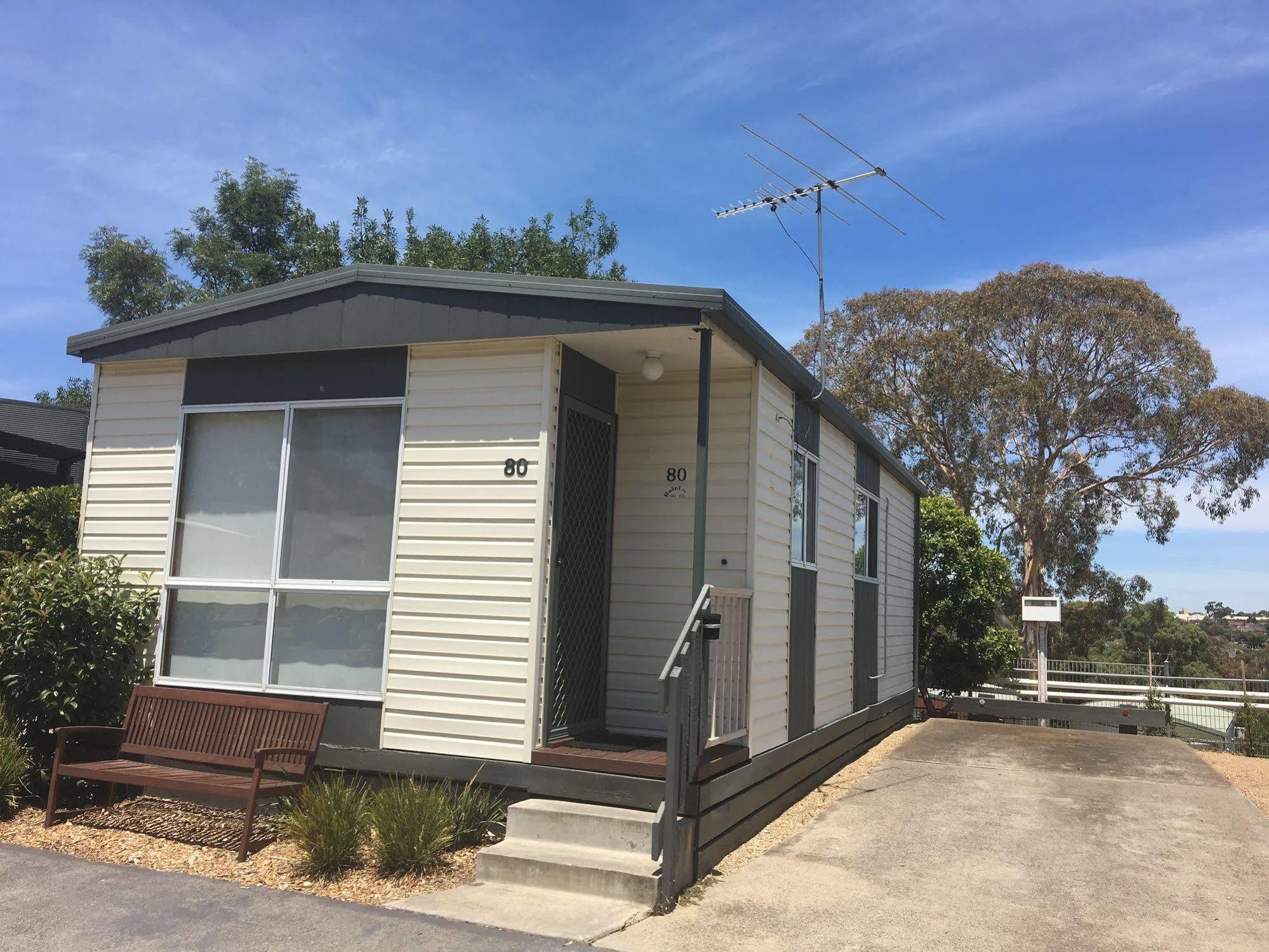 Airport Tourist Village Melbourne City Exterior foto